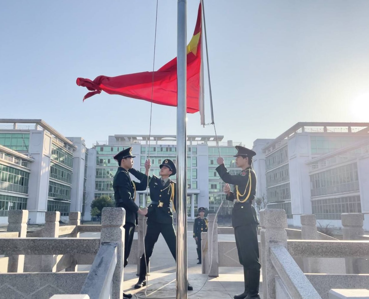 第十四周升旗——“凝心聚力，全力冲刺技师学院创建”
