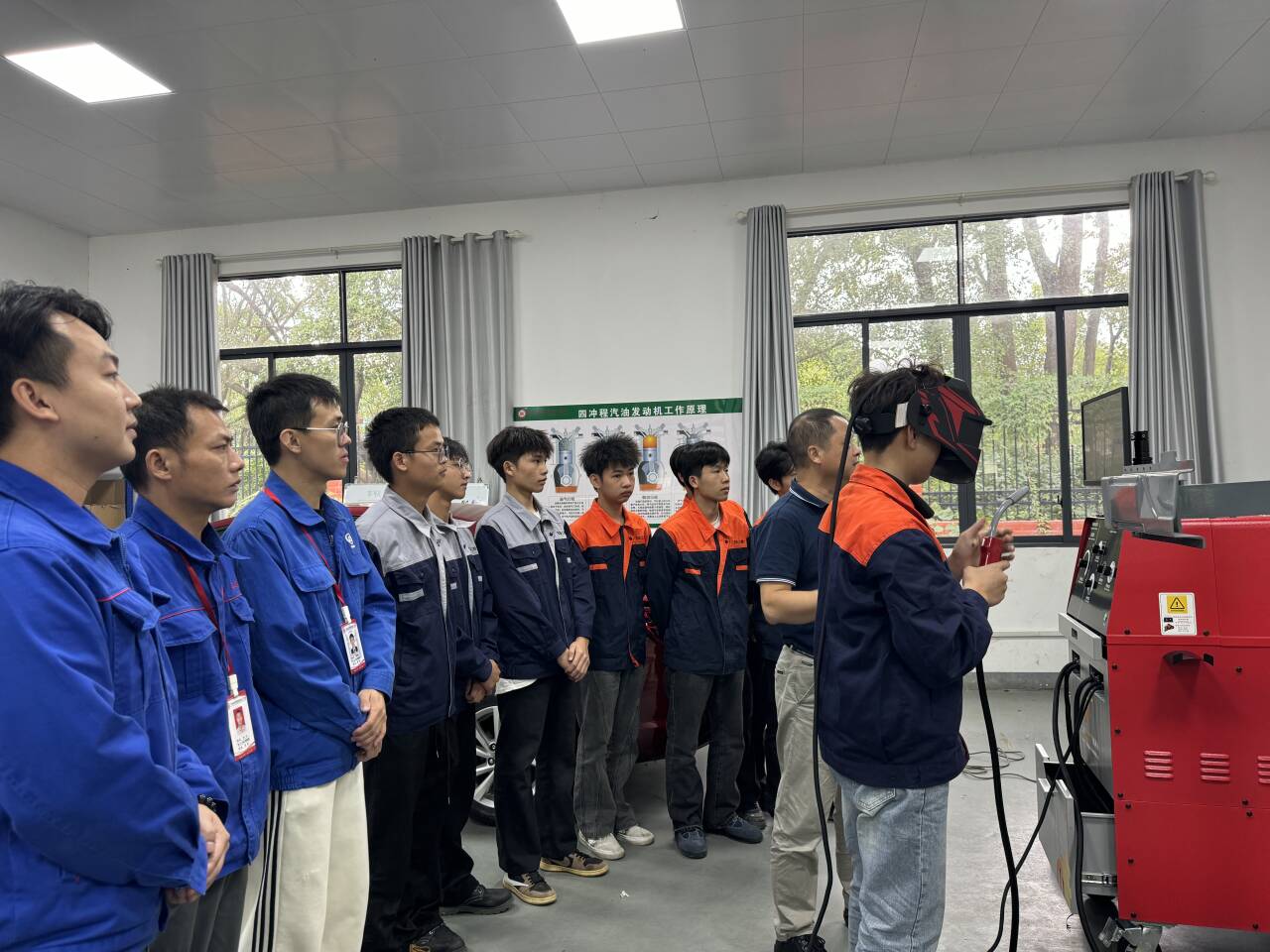 我校引入虚拟焊接实训设备 助力技能人才培养提质增效