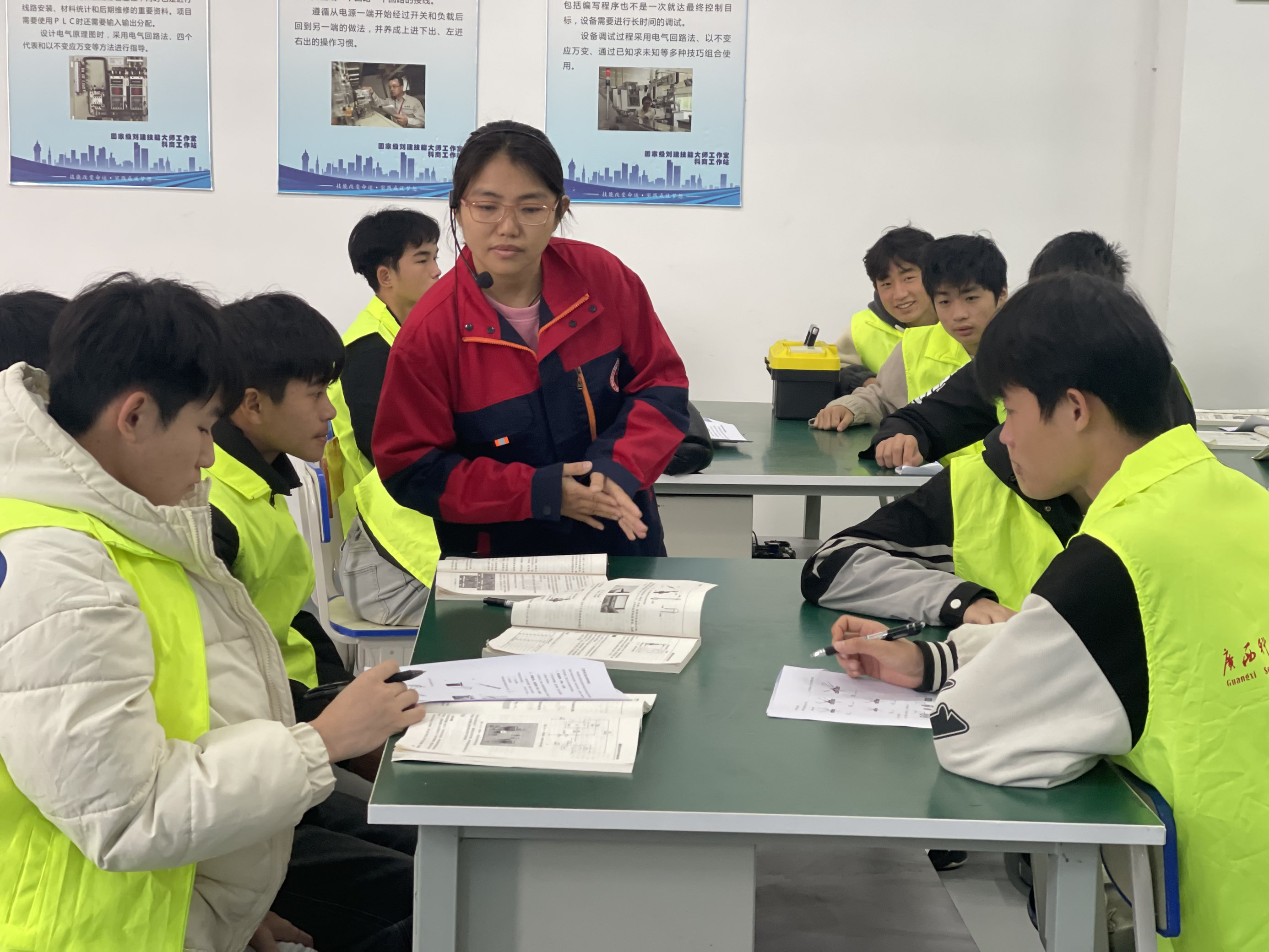 刘方老师一体化公开课---《使用电烙铁焊接电阻》
