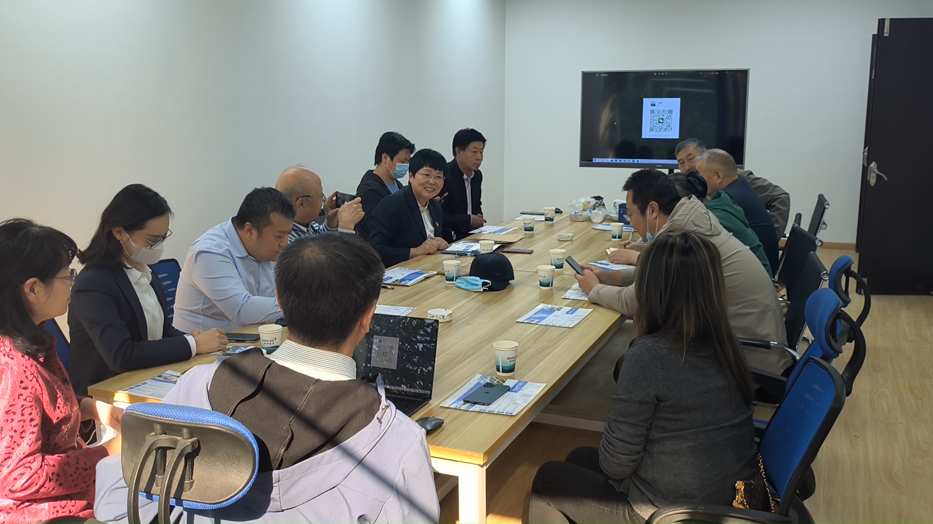 天津市高新技术企业协会党支部携企业家一行莅临天津斑斓航空考察交流