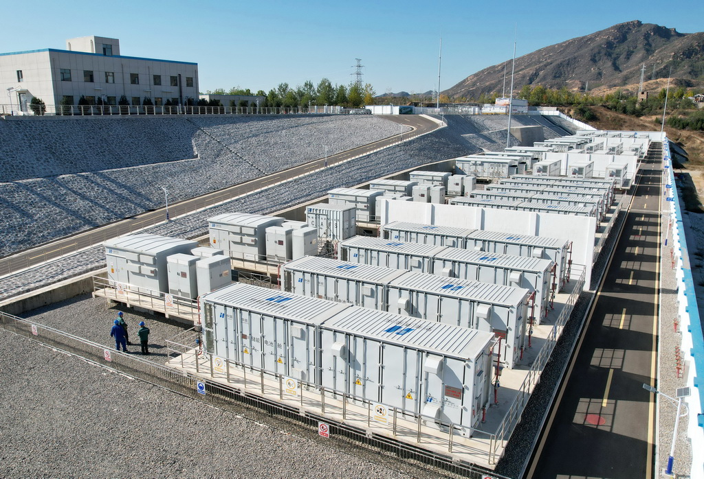 11月2日，国网平山县供电公司的工人在辖区百兆瓦级储能电站巡检（无人机照片）。