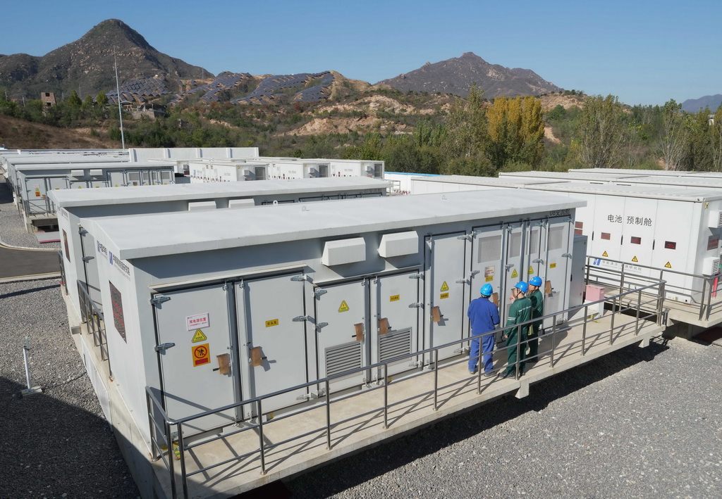 11月2日，国网平山县供电公司的工人在辖区百兆瓦级储能电站巡检。