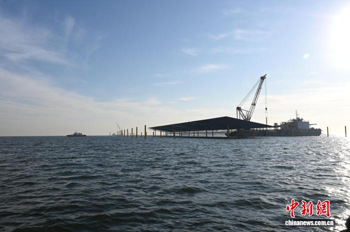 河北首个海上光伏项目建设正酣
