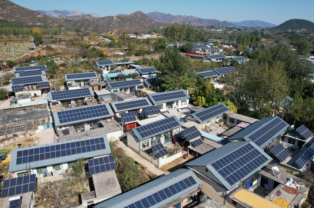 11月2日拍摄的河北省平山县西柏坡镇北庄村兆瓦级“光储”智能微电网示范工程项目中的屋顶光伏发电板（无人机照片）。