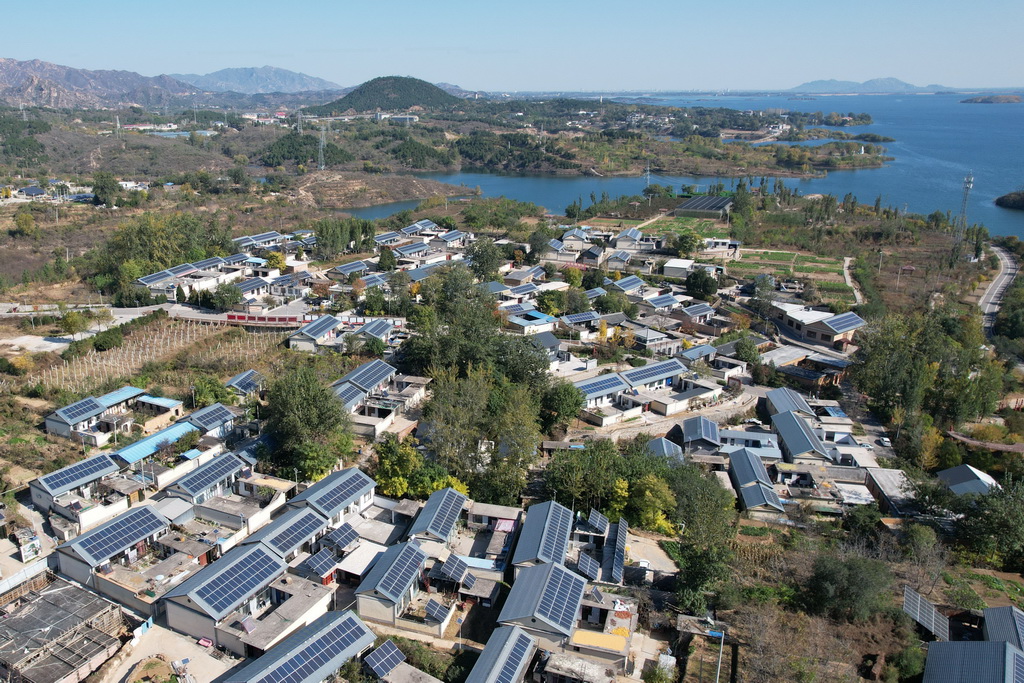 11月2日拍摄的河北省平山县西柏坡镇北庄村兆瓦级“光储”智能微电网示范工程项目中的屋顶光伏发电板（无人机照片）。