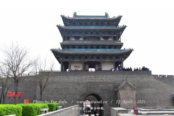 南门是平遥古城正门，大名“迎薰门”。熏，有暖热的意思，隐含迎来祥和美好，喜庆大吉。