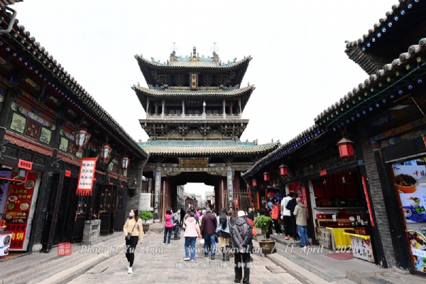 平遥南大街始创于咸丰六年(1856年)，歇业于民国二年(1913年),历时58年。又称明清街，自古以来就是平遥县最繁华的商业中心，街道两侧的店铺都是具有明清风格的建筑。2009年6月，世界文化遗产平遥古城的南大街入选了首批“中国历史文化名街”。