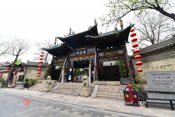平遥文庙位于平遥古城内东南隅，是古城内历史最悠久，规模最宏大、气势最雄伟、形制最典型的一座，是我国华北地区保存最完整、规模最大、最具特色的一座文庙。它座北向南，占地面积40580平方米，是全国重点文物保护单位。文庙作为世界文化遗产－－平遥古城的重要组成部分，其建设选址、建筑风格、殿堂配置是儒家礼制思想在建筑上的集中反映。文庙的殿宇规模宏敞而布局庄严，内涵丰富而层次井然。庙区红墙灰瓦，宛如帝王宫殿，充分反映了汉民族历史中崇儒重教的思想文化。