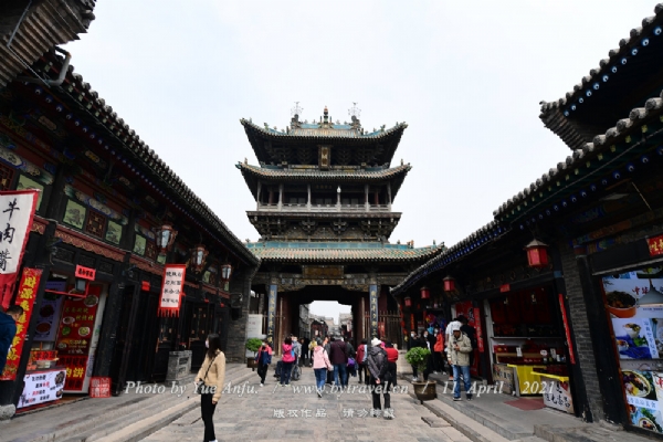 平遥市楼始建年代不详，重修于清康熙二十七年（1688），乾隆二十二年（1757）、嘉庆十八年（1813年）、同治九年（1870）、光绪三十一年（1905）、宣统三年（1911）曾有补葺，市楼为三重檐木构架楼阁，楼高18米，黄绿琉璃瓦顶，歇山顶造，底层面阔进深各三间，占地133.4平方米，平面呈方形，南北向为通道，东西筑砖石台基，四角立通天柱，外包砖墙，东西各有券门一道。