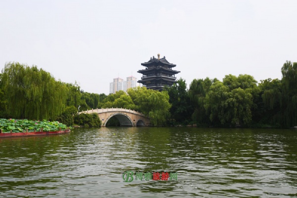 汇波楼位于大明湖东北岸北水门之上。北水门为曾巩任齐州知州时，于宋神宗熙宁五年（公元1072年）所建，是济南唯一的北城门，既可设闸泄水、防水，又可通舟楫。明洪武四年（公元1371年）修建新城墙时，在北水门上建了一座两层高的城楼，因城内诸泉水汇流入大明湖，再经北水门流出城外，故命名为汇波楼。