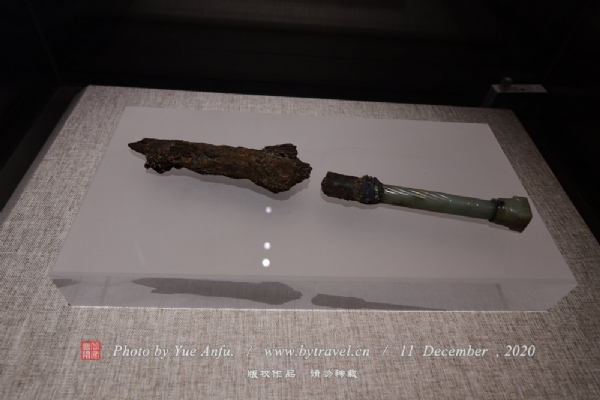 ·玉柄铁剑    玉柄铁剑，学术名称是玉柄铜芯铁剑，出土于河南省三门峡虢国国君虢季墓中，由铁质剑身、铜质柄芯和玉质剑柄嵌接组合而成，铜质柄芯将玉质剑柄和铁质剑身连接在一起。它是典型的短剑，被誉为“中华第一剑”，其实准确地说，应当称为“中华第一铁剑”。