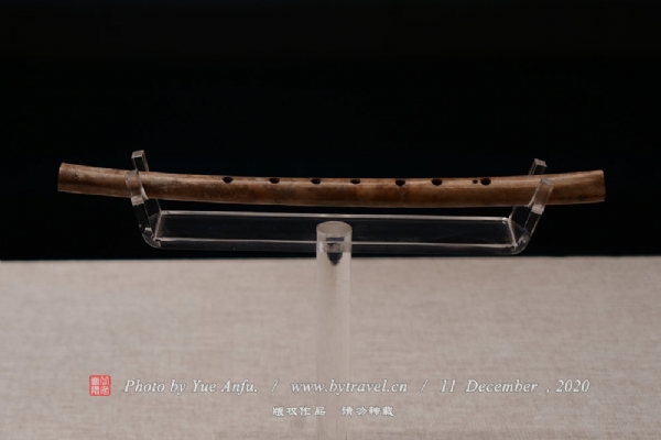 ·贾湖骨笛   这是一支来自远古的笛子，它出土于河南中部淮河上游流域的舞阳贾湖新石器时代遗址中，以鹤类禽鸟中空的尺骨制成，可以演奏出近似七声音节的乐曲。它的出土，改写了中国音乐起源的时间和历史，是中国古代音乐文明史的奇迹。