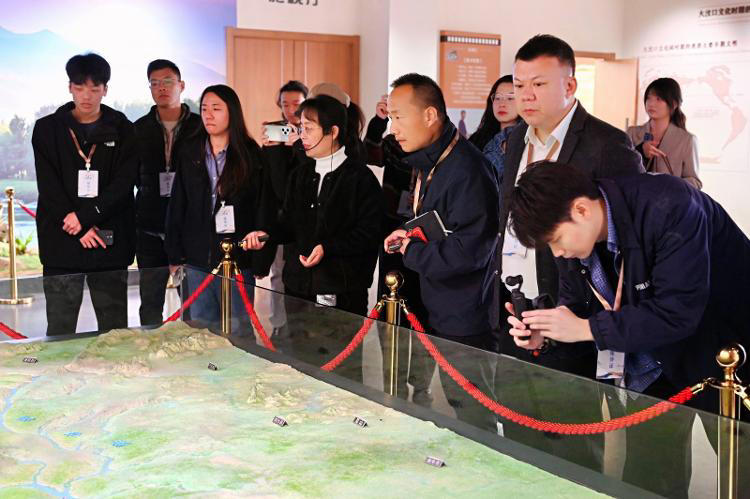 沿着黄河遇见海丨从古老陶器到时尚文创 大汶口文化在传承中焕发新生