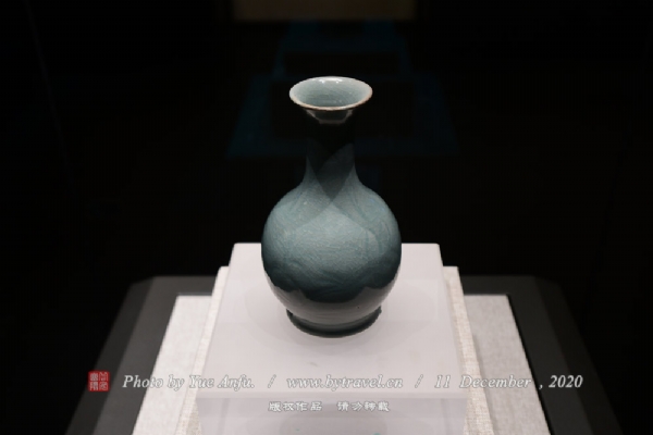 ·汝窑天蓝釉刻花鹅颈瓶  前人在评论汝窑釉色时有“天青为贵，粉青为尚，天蓝弥足珍贵”之说。这件天蓝釉刻花鹅颈瓶，口小底大，器身轮廓呈流畅的“S”形曲线。釉面光亮，釉层下配以如隐如现的莲花图案，为汝窑传世品中所未见。
