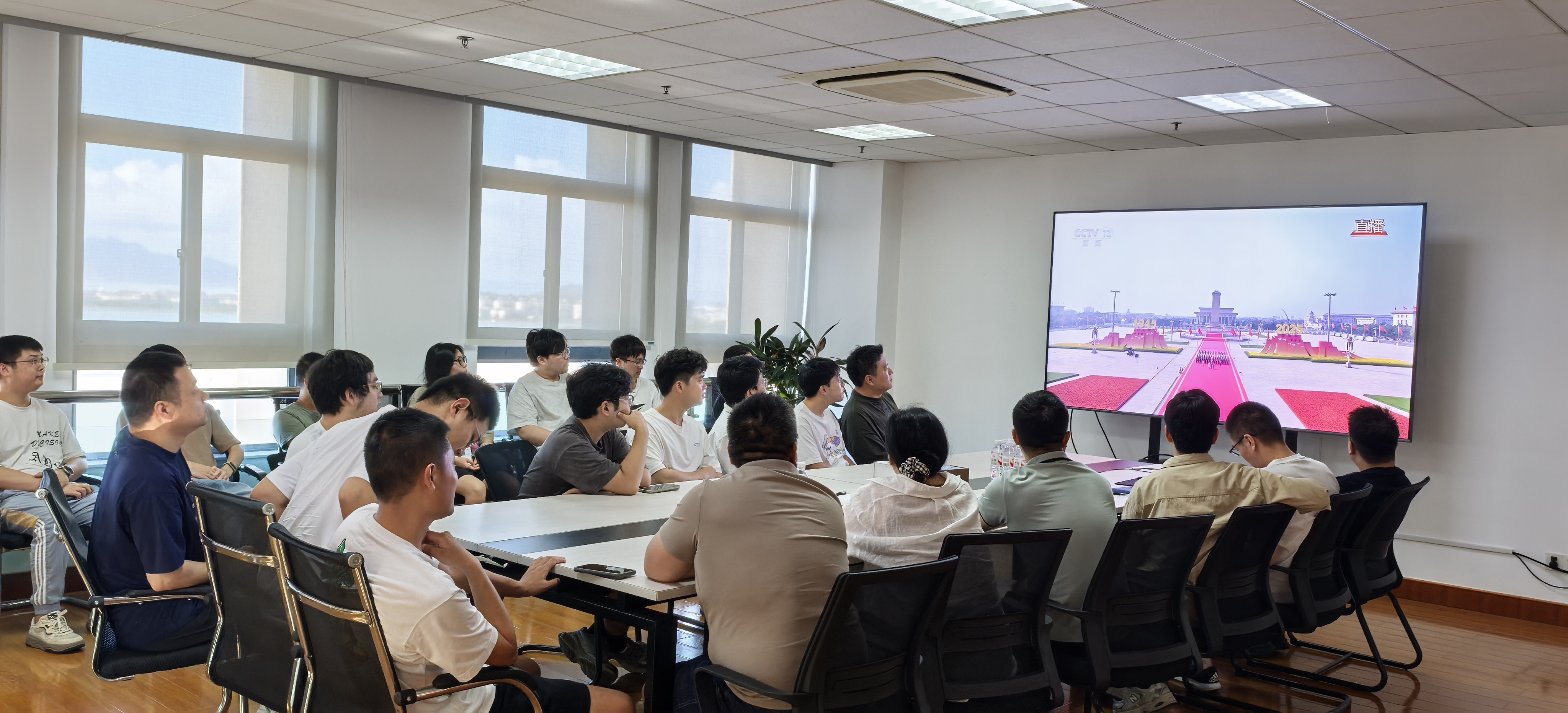 共观阅兵盛典，同燃爱国豪情