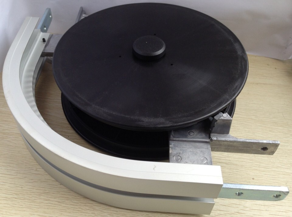 Horizontal wheel bends for flexible conveyor system