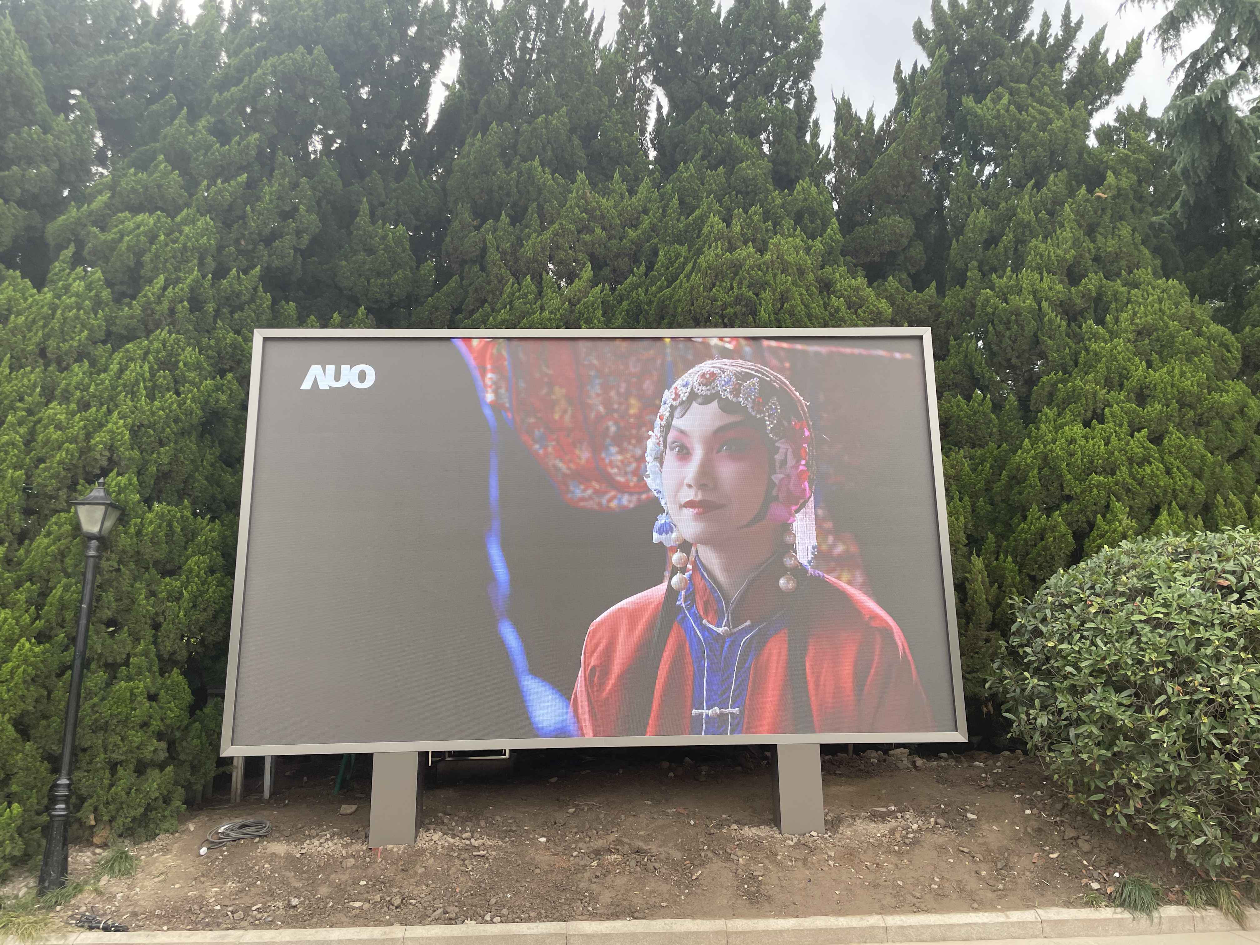 上海市徐汇区龙华西路180号龙华烈士陵园