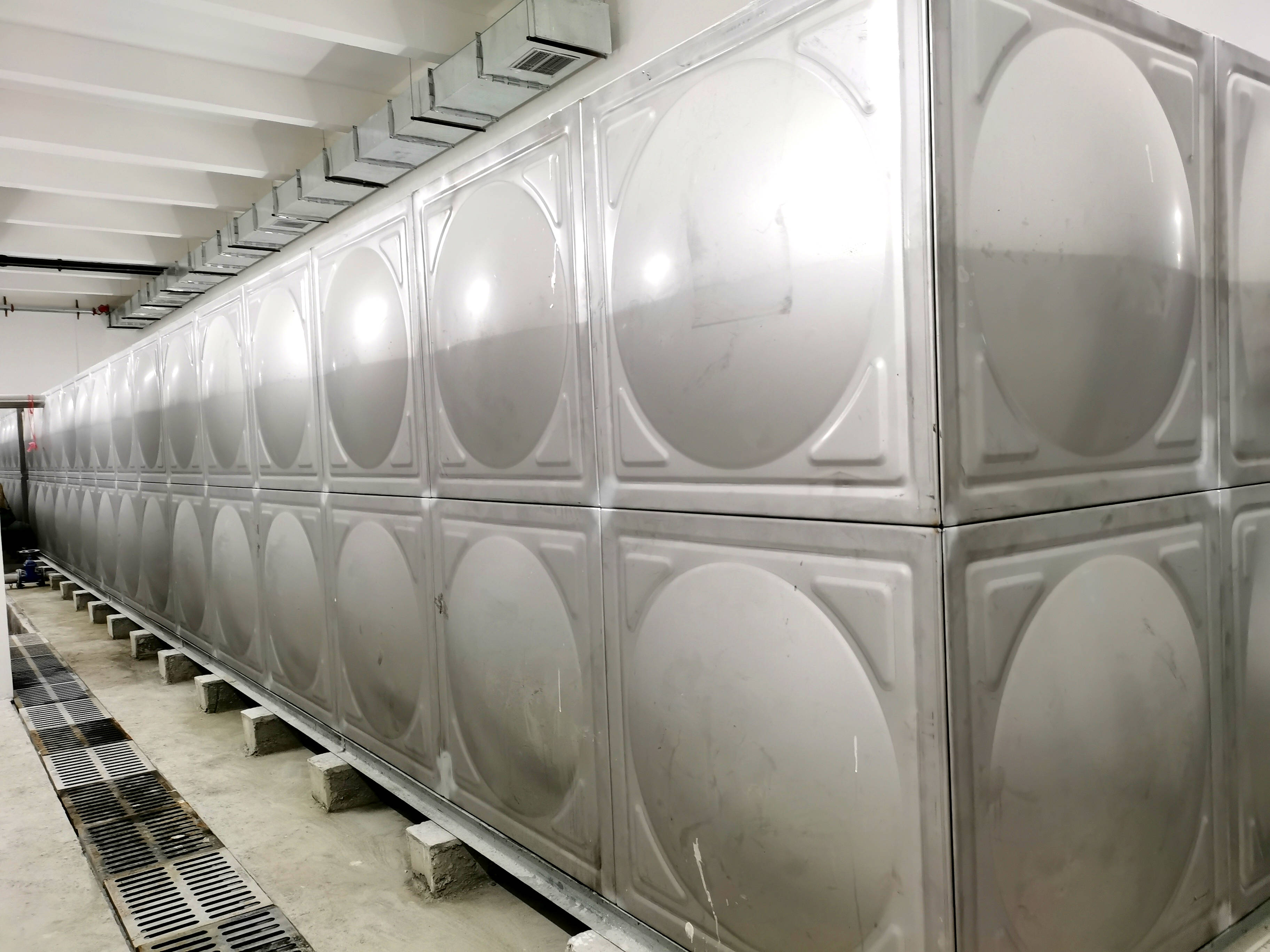 天府海创园项目不锈钢生活水箱15*3.5*2m（2台）