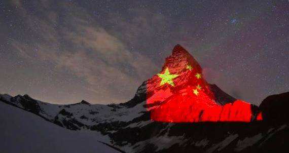 山体巨幅投影广告