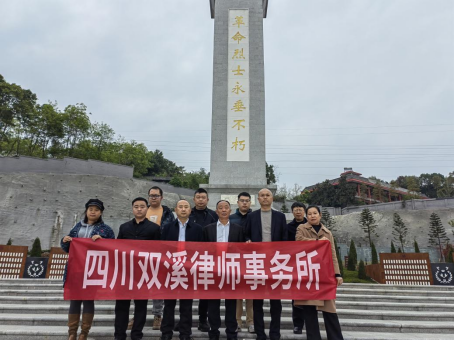 清明前夕拜英烈   守护和平担使命