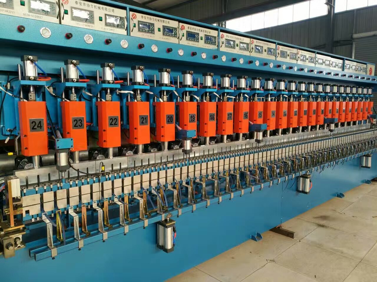 钢塑格栅设备装配完毕