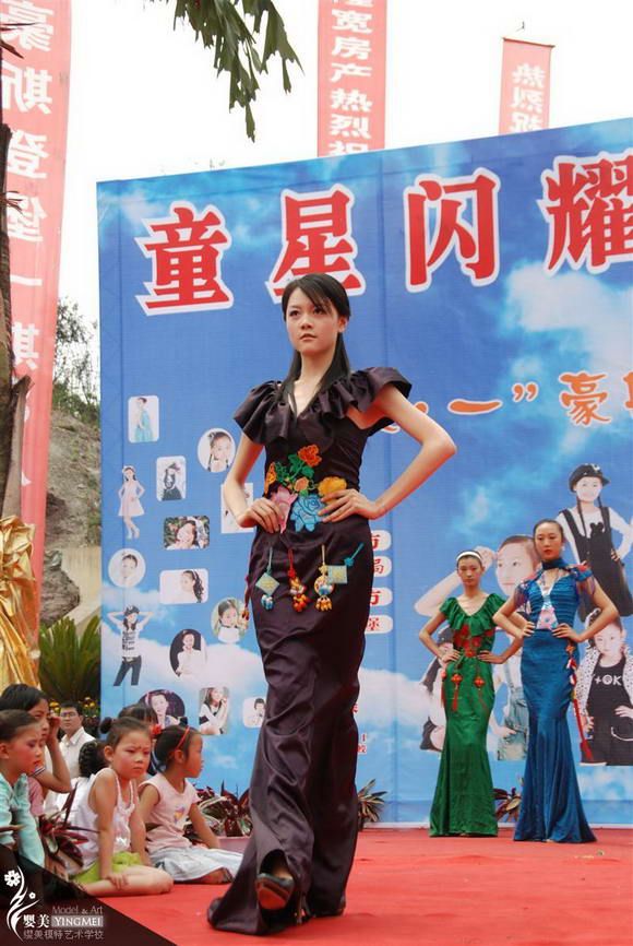 我校模特表演走秀