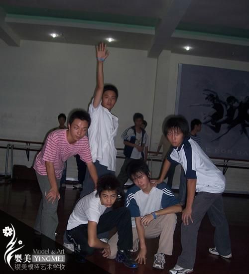 男生摆POS
