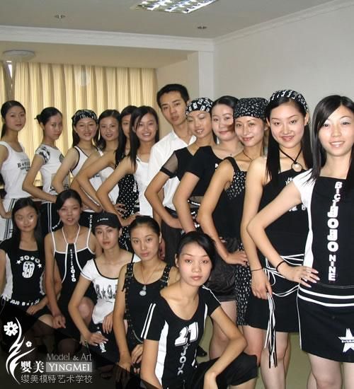 瞧，我们挻神气吧