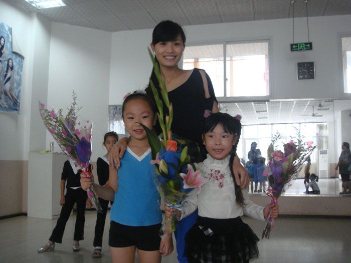 学生给缪老师献花