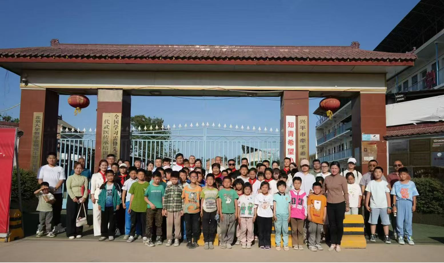 陕西兴平市牵手希望小学爱心工程剪影