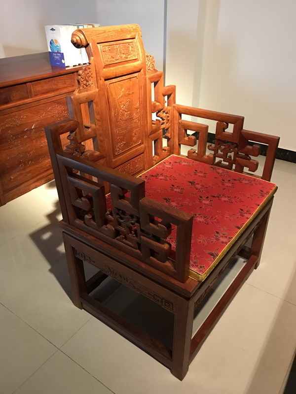 凳子