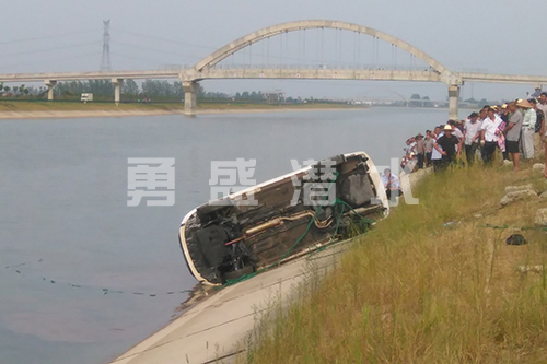 毛李引渠打捞汽车