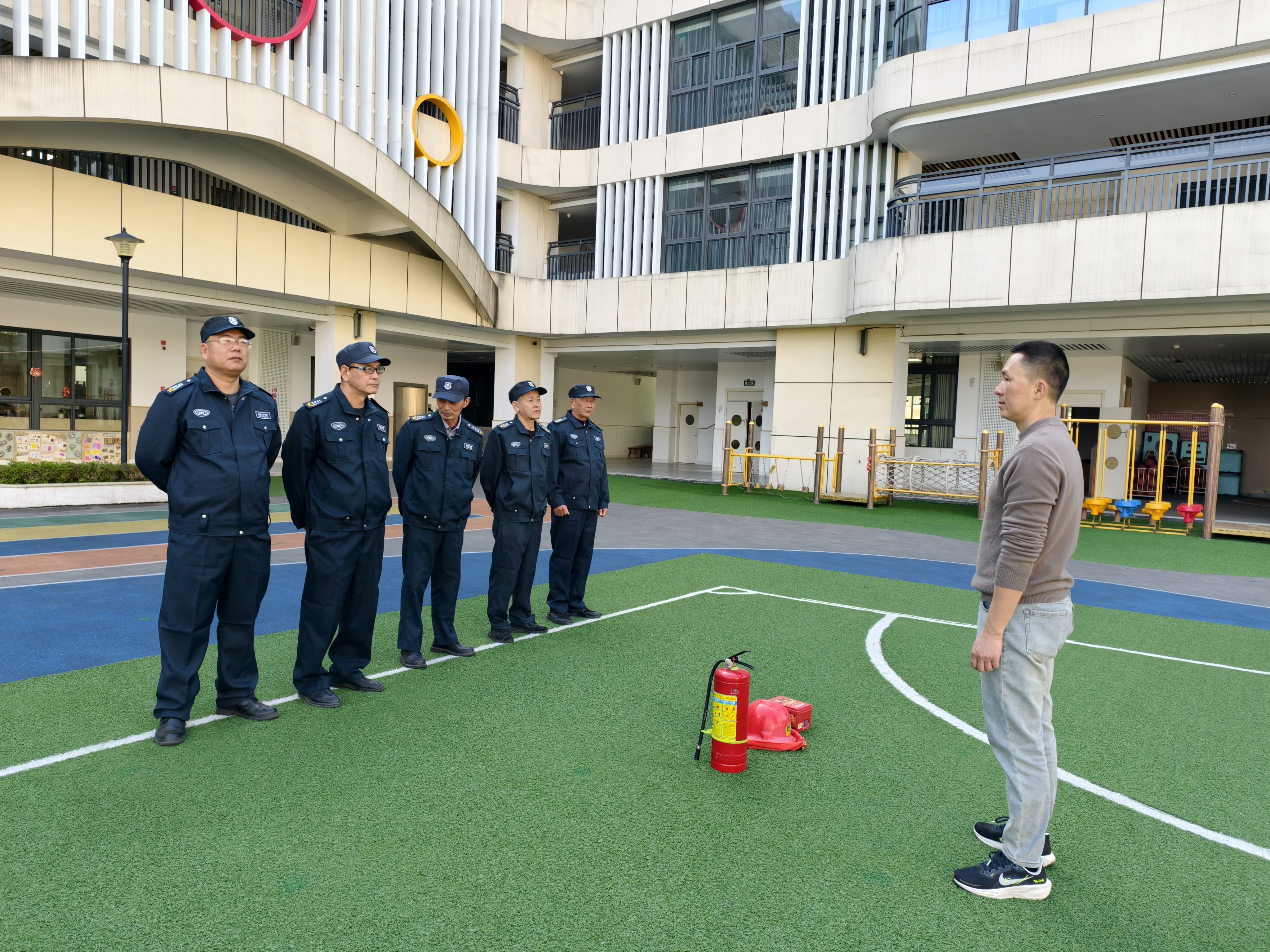 新学期前夕校园安保团队大练兵：筑牢校园安全防护网