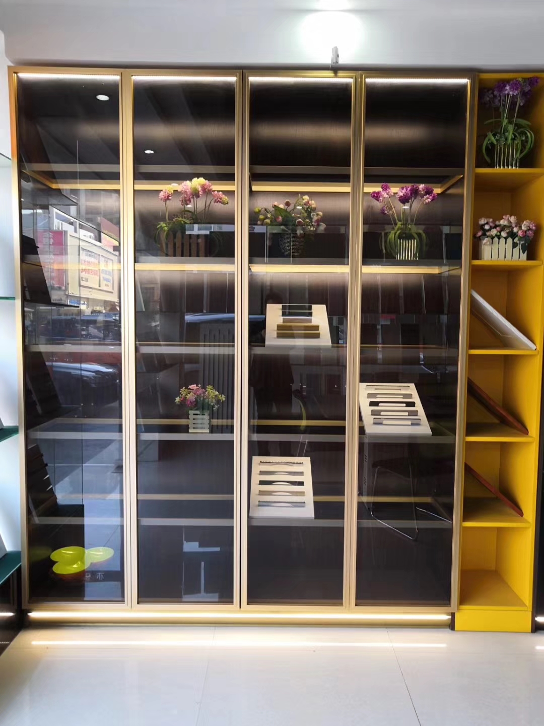创万嘉极简展示柜
