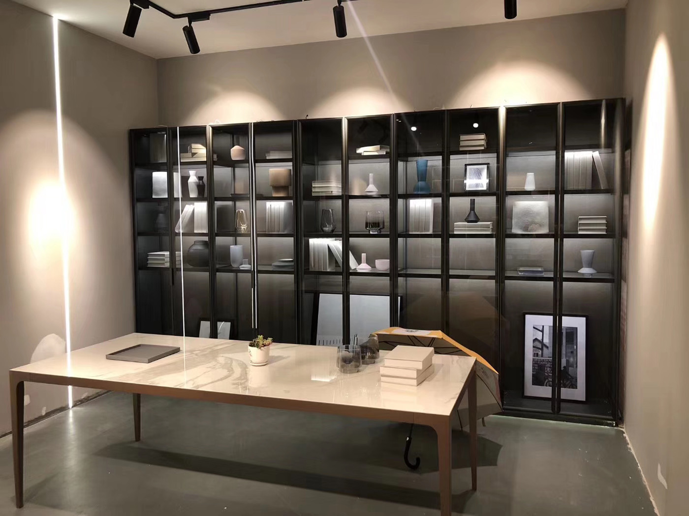 创万嘉极简展示柜
