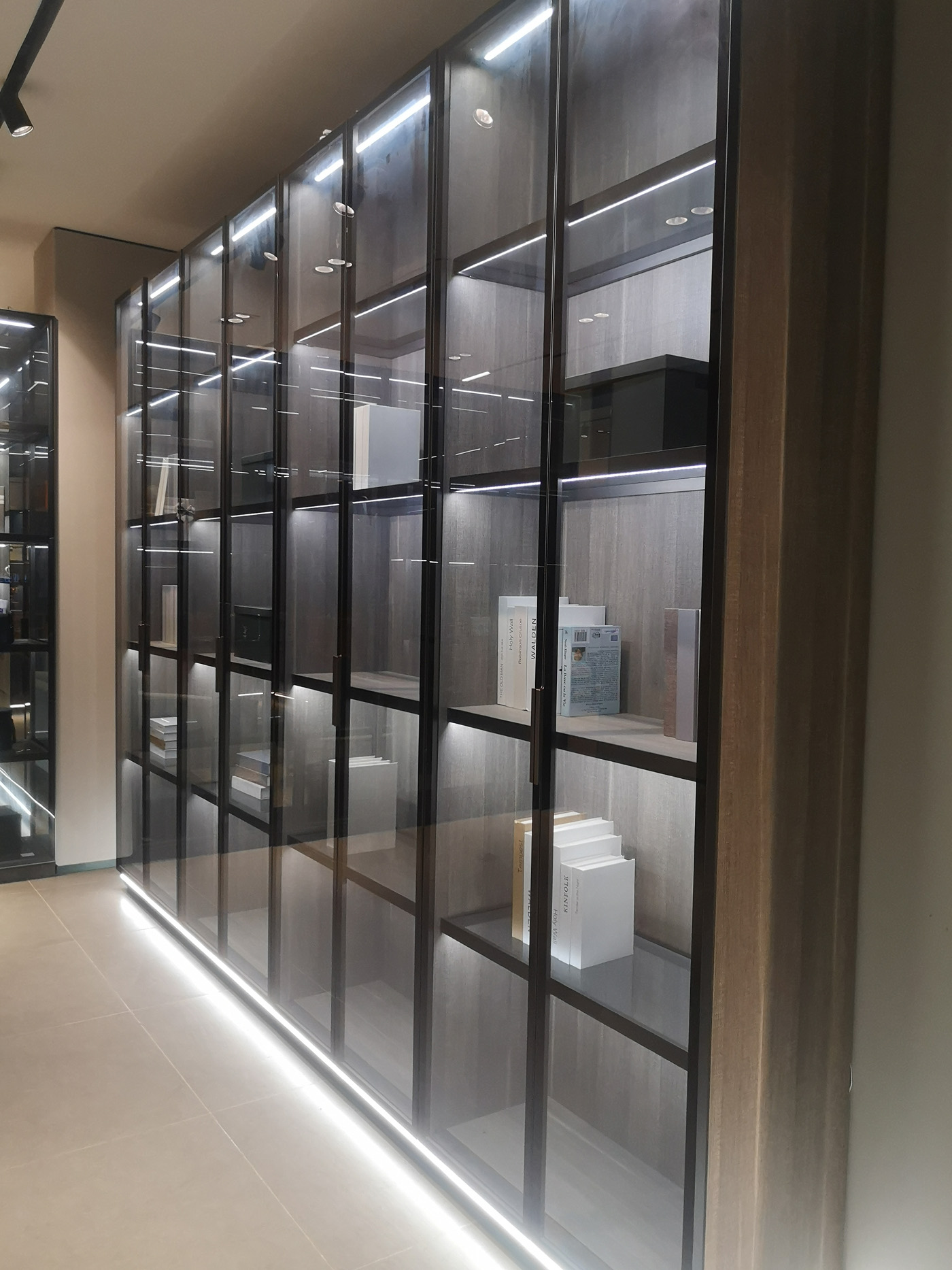 创万嘉极简展示柜