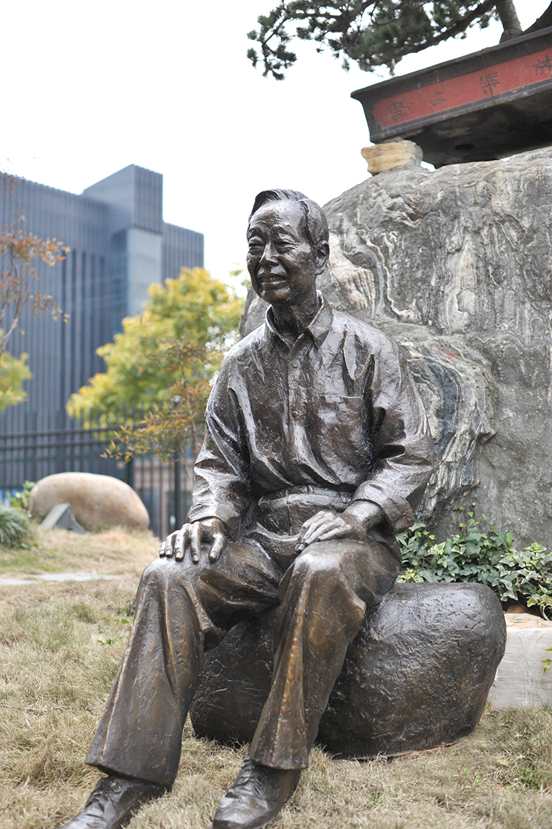 詹梦鹿先生坐像