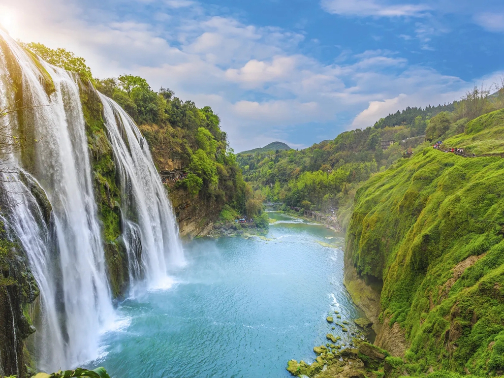 中国天眼、黄果树瀑布、西江千户苗寨、丹寨万达小镇青岩古镇、坝陵河大桥、丹寨锦绣谷亲子游学 六日游