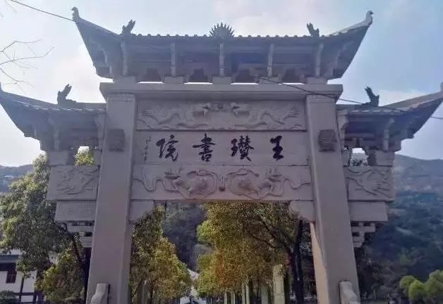 27 Pai Fang(monumental arched gateways) have stood in the history of the block around Wuma street, 3 of them devoted to a Longwan-district local — Wang Zan, the Shang Shu(equivalent to today minister) in the Ming Empire.