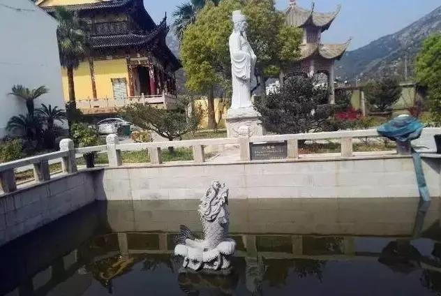 27 Pai Fang(monumental arched gateways) have stood in the history of the block around Wuma street, 3 of them devoted to a Longwan-district local - Wang Zan, the Shang Shu(equivalent to today minister) in the Ming Empire.