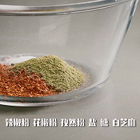 步骤7 辣椒粉,花椒粉,孜然粉,盐,糖,白芝麻,按比例装入碗中 步骤7 辣椒粉,花椒粉,孜然粉,盐,糖,白芝麻,按比例装入碗中