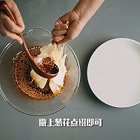 步骤9 最后把土豆片放入调料中拌匀,撒上葱花点缀即可 步骤9 最后把土豆片放入调料中拌匀,撒上葱花点缀即可