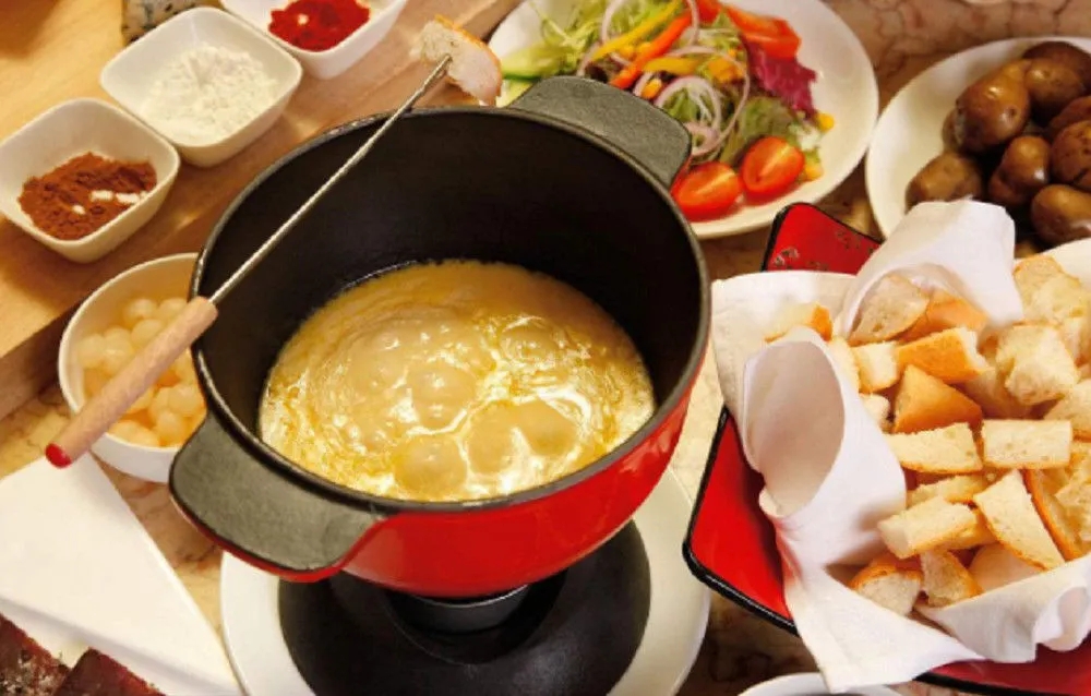 
	
瑞士芝士火锅


是瑞士人最传统的一个美食，锅底是溶化了的奶酪，“涮”的菜点是面包、和亲朋好友在湖光山色中围坐一起，品尝异国火锅，&nbsp;别有一番滋味.
_______
_______

_______
_______


 


	
  


	


	
