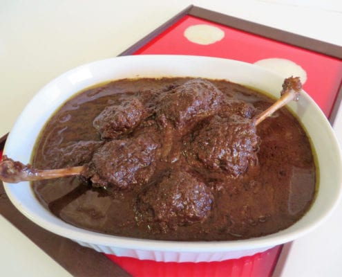 
	


	
khoresht-e&nbsp; fesenjan


标志性的炖汤，是每个波斯婚礼菜单中不可或缺的一部分。&nbsp;传统上是用鸭肉做，也可以和鸡肉或羊羔一起食用。在伊朗北部，有时用鱼做。&nbsp;这是一种比较容易制作的开胃菜，但必须缓慢煮熟，以使酱汁中的风味得以发展，&nbsp;稠度应为浓稠和乳脂状，颜色应接近黑色。&nbsp;独特的风味结合了核桃碎的坚果味和石榴糖浆的酸甜味。





  


	


_______
_______

_______
_______


 

	


	
 


	


	


	
