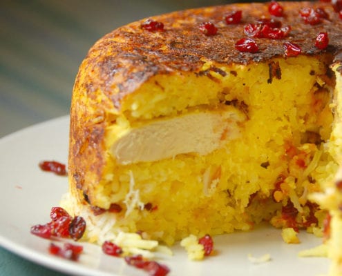 
	
伊比利亚火腿


伊比里亚火腿是西班牙美食的经典之一，味道咸鲜合一，入口后唇齿生香。它的选料非常讲究，一定要用山地散养而且只喂食地中海橡果的黑猪制作。为了保证肉质的细嫩，小猪长到两岁时就被宰杀。制作时加上秘制调料，高温风干后再用蜡封上，高温风干的工艺使几乎所有的油脂都流出，可以算是低胆固醇的食物。&nbsp;
_______
_______
 


	
