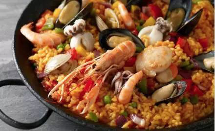 
	
西班牙海鲜饭


西班牙海鲜饭是西餐三大名菜之一，与法国蜗牛，意大利面齐名。西班牙人对于海洋的热爱，除了曾经造就的无敌舰队，还有各种出神入化的海鲜料理。据说还救过哥伦布的命。源于西班牙鱼米之都华伦西亚，直译就是大锅炖饭。此饭是当地星期日与法耶火节（Falles）的食品。西班牙海鲜饭卖相绝佳，加了藏红花的米饭粒黄澄澄，搭配大量且多样的新鲜海鲜，虾子，螃蟹，蛤，牡蛎，鱿鱼......
_______
_______


&nbsp; &nbsp; &nbsp; &nbsp; &nbsp; &nbsp; &nbsp; &nbsp; &nbsp; &nbsp;&nbsp;
&nbsp; &nbsp;





&nbsp;  


	
  


	


	


	 

