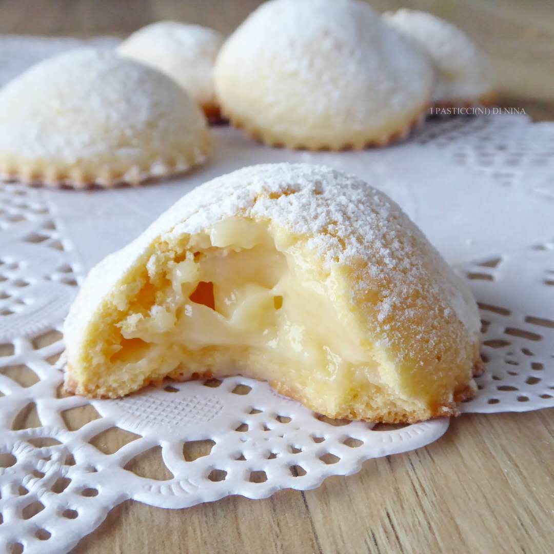 
	  


	


	
埃里塞式柠檬奶油酥皮点心


西西里埃里塞是山顶上的一个小古镇，你可以在那些传统的糕点屋里找到各种酥皮甜点。这种酥皮点心是圣卡罗的一个修道院的修女们发明的。她们在里面塞满了柠檬奶油冻，最后在表皮撒上糖霜。热腾腾的时候最好吃！&nbsp;



_______
_______
 


	


	


	 
