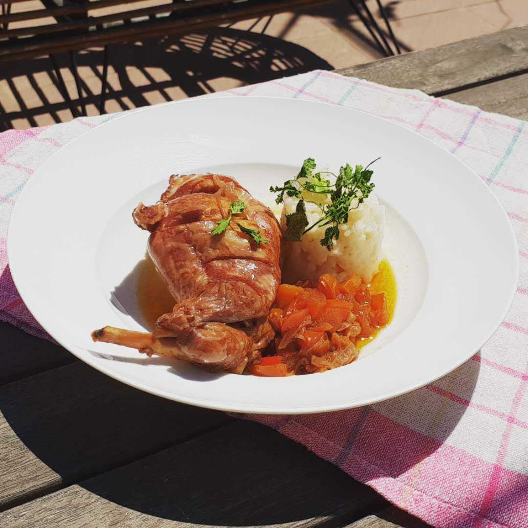 
	
炖兔子肉


这道菜可谓是马耳他的国菜了，名声远扬，做法各异，但是万变不离其宗。最简单的做法就是将整块的兔子肉放在锅里慢慢的炖，确保在吃的时候能让肉很容易从骨头上剥离出来。此外，在汤汁中还可以放入一些番茄，红酒以及蒜酱进行慢火熬炖，在做的过程中就能闻到散发出来的香味，让人垂涎欲滴。


_______
_______

 
 


	
  


	


	
