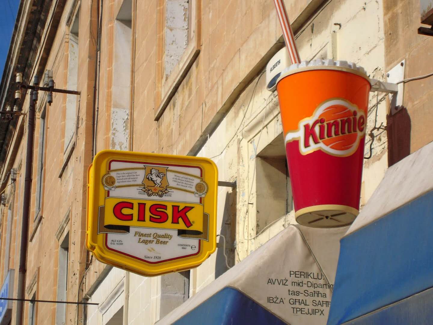 
	
马耳他特饮


由于马耳他一年中大部分时间天气温暖，因此需要清凉的凉爽饮料。 对于一些不同的东西，请尝试Cisk啤酒或碳酸饮料Kinnie。 饮料生产商Farsons在1952年将Kinnie推向市场，它是第二次世界大战后岛上许多可乐的替代品。 Kinnie是苦乐参半的橙子味，加上芳香药草，是一种后天获得的味道，但值得一试！ Farsons还生产Cisk啤酒，它具有完整的啤酒花香气和金色，仍然采用与1929年推出时相同的配方。
_______
_______


 


	
  


	


	
