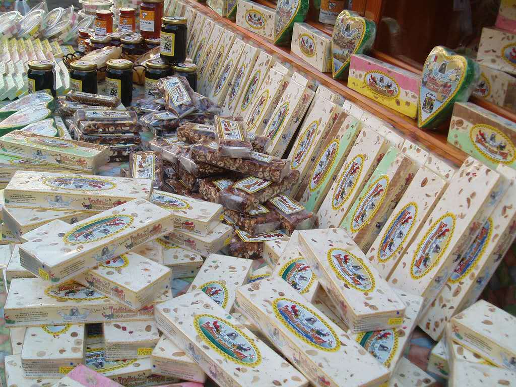 
	
马耳他特饮Maltese Nougat&nbsp;


在马耳他每当节日来临时，牛轧糖可能是最受欢迎的糖果之一。 当地人挤在遍布整个城市街道的许多传统牛轧糖摊位周围。 不论儿童还是成人，都激动地等待着获得可口的坚果甜味。




_______
_______


 


	
 


	


	
